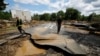 Jalan rusak terlihat di kawasan yang terkena banjir menyusul hujan deras di Bad Neuenahr-Ahrweiler, Jerman, 15 Juli 2021. (Foto: REUTERS/Wolfgang Rattay)