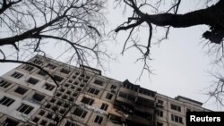 Stambena zgrada u kijevskom naselju Djeprovski, oštećena u ruskom raketiranju (foto: Rojters)