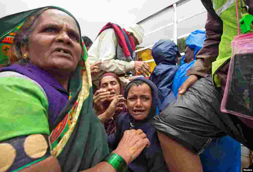 کیرالہ میں بارشوں کے بعد پیدا ہونے والی ہنگامی صورتحال کے نتیجے میں ہزاروں لوگ نقل مکانی پر مجبور ہو گئے ہیں۔ حکام کا کہنا ہے کہ اب تک 13000 افراد کو متاثرہ علاقوں سے ریسکیو کر کے حکومت کی جانب سے قائم کردہ امدادی کیمپوں میں منتقل کیا گیا ہے۔