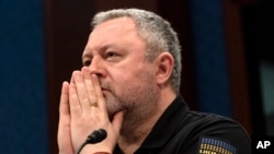 Генеральний прокурор України Андрій Костін у Комітеті Палати представників Конгресу США у закордонних справах під час слухань щодо воєнних злочинів, скоєних Росією в Україні, у середу, 19 квітня 2023 року, на Капітолійському пагорбі у Вашингтоні. (AP Photo/Jacquelyn Martin)