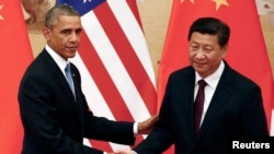 Presiden AS Barack Obama (kiri) berjjabat tangan dengan Presiden China Xi Jinping di Beijing, 12 November 2014 (Foto: dok). 