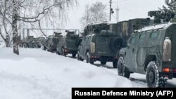 资料照片：俄罗斯国防部发布的照片显示在莫斯科郊外机场上等待运往哈萨克斯坦的俄军用车辆。（2022年1月6日）