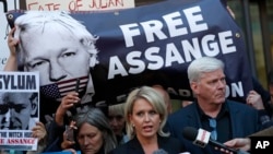 Advokatica Džulijana Asanža i urednik sajta Vikiliks ispred suda u Londonu