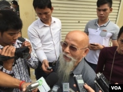Lao Mong Hay, political analyst spoke to reporters about political climate in Cambodia on January 25, 2017. (Hul Reaksmey/VOA Khmer)