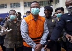 Menteri Kelautan dan Perikanan Edhy Prabowo (tengah) dikawal aparat keamanan, seusai jumpa pers di kantor Komisi Pemberantasan Korupsi (KPK) di Jakarta, Kamis, 26 November 2020.