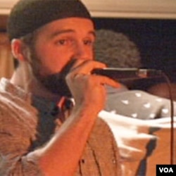 Cyrus McGoldrick, penyanyi rap yang Muslim.