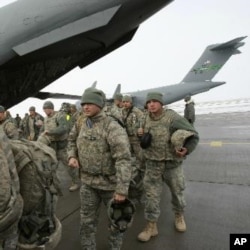 Prezident Almazbek Atambayev AQSh "Manas" ni bo'shatadi deydi, Lekin Qirg'iziston rasmiylari yiliga 60 million dollar iqtisod uchun katta tayanch ekanini tan oladi.