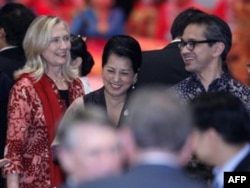 AQSh Birmaga eshiklarni ochmoqda, Klinton safarga chiqadi