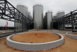 Tangki penyimpanan minyak sawit terlihat di pabrik penyulingan berbasis minyak sawit milik Sinar Mas Agro Resources and Technology (SMART) di Marunda, Jawa Barat 30 Maret 2011. (Foto: REUTERS/Enny Nuraheni)