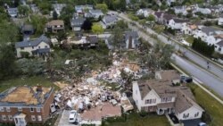 Uništeni domovi u predgrađu Čikaga (Foto: Paul Valade/Daily Herald via AP)
