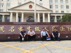 2021年4月15日，辩护人包龙军、谢阳、任全牛、覃臣寿（左至右）到茂名市中院提出排除非法证据、要求侦查人员出庭作证等请求。（包龙军推特图片）