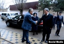 Prezidentlik uchun nomzod Narimon Umarov saylov uchastkasiga kirish oldidan