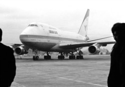 هواپیمای ایران‌ایر در فرودگاه مهرآباد تهران در دوران انقلاب اسلامی - ۱۳۵۸ خورشیدی