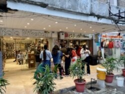 A New Delhi market is seeing customers return as the pandemic wanes in India, helping an economic revival in the country. (Anjana Pasricha/VOA)