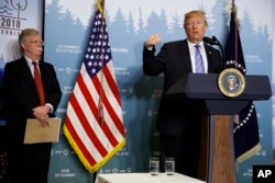 Savetnik za nacionlnu bezbednost Džon Bolton sluša dok predsednik Donald Tramp govori na konferenciji za novinare nakon samita G-7, u La Mablaiu, Kvebek, Kanada, 9. juna 2018.