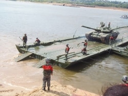 资料照：2015年在俄罗斯举行的军事比赛活动中，中国工兵架设浮桥后指挥俄军坦克通过。 （美国之音白桦拍摄）