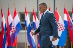 Penzionisani general Ante Gotovina prilazi podijumu pred obraćanje okupljenim zvanicama i vojnom osobolju tokom proslave 25. godišnjice vojno-policijske akcije "Oluja", u Kninu, Hrvatska, 5. avgusta 2020. (Foto: AP, Darko Bandić)