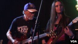 Rock Romano on stage with Ally Venable in Houston. (G. Flakus/VOA)