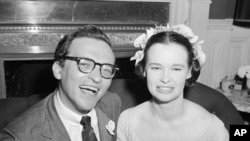 Glorija Vanderbilt sa svojim novim mužem Sidnijem Lametom, snimljena 27. avgusta 1956.
