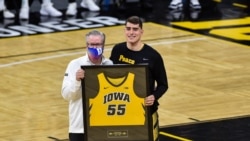 Nakon Luke Garze (na fotografiji sa trenerom Fran McCafferyem), nijedan igrač Iowa Hawkeyesa neće nositi broj 55, 07.03.2021.