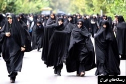 تصویری از راهپیمایی زنان در یک راهپیمایی حکومتی