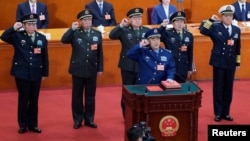 2018年3月18日，新一届中国国家中央军委大部分成员在北京人民大会堂宣誓就职。排名第一的副主席许其亮手抚宪法，后排从左到右：委员张升民、李作成、副主席张又侠、委员魏凤和、苗华。