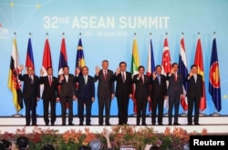 ASEAN leaders take a group photo ahead of the opening ceremony of the 32nd ASEAN Summit in Singapore, April 28, 2018.