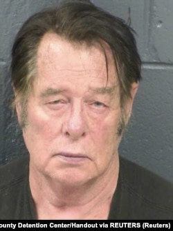 Hopkins je priveden dva dana pošto je organizacija Američke građanske slobode optužila naoružanu grupu da je nelegalno pritvarala migrante: Leri Hopkins