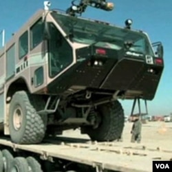 Kendaraan militer AS dinaikkan ke atas truk di Irak. Tentara AS akan ditarik seluruhnya dari Irak akhir Desember ini (foto:dok).