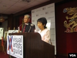 美国视觉艺术家协会创会会长刘雅雅（右）和司仪好莱坞演员邓竞存（美国之音容易拍摄）