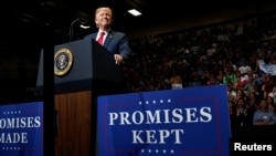 Predsednik Tramp obraća se pristalicama na mitingu u Elkhartu u Indijani, 10. maja 2018.