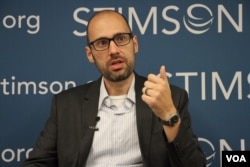 លោក Sebatian Strangio អ្នក​និពន្ធ និង​អ្នក​សារព័ត៌មាន ពិភាក្សា​អំពី​ការ​បោះឆ្នោត​ឃុំសង្កាត់ ឆ្នាំ​២០១៧​នៅ​ប្រទេស​កម្ពុជា​នៅក្នុង​កិច្ចពិភាក្សា​មួយដែល​ត្រូវបាន​រៀបចំ​ឡើង​ដោយ​មជ្ឈមណ្ឌល Stimson Center នៅ​រដ្ឋធានី​វ៉ាស៊ីនតោន កាលពីថ្ងៃទី៨ ខែមិថុនា ឆ្នាំ២០១៧។ (ហុង ចិន្តា/VOA)