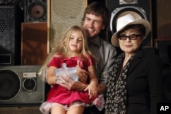 Йоко Оно с Петром Верзиловым и Герой, мужем и дочкой Надежды Толоконниковой, во время вручения группе Pussy Riot награды LennonOno Grant for Peace, 2012 год, Нью-Йорк (AP Photo).