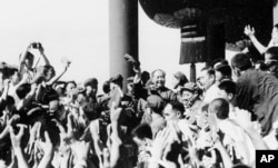 历史照片：中共主席毛泽东与来自北京等地的师生见面并挥手。(1966年8月)