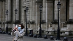 Turisti ispred zatvorenog Luvra u Parizu