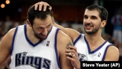 Vlade Divac i Peđa Stojaković dok su zajedno igrali za Sakremento
