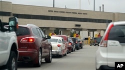 صف خودروها در مرز آمریکا و کانادا - آرشیو