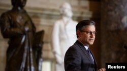 Ketua DPR AS, Mike Johnson, berbicara dalam sebuah acara di Gedung Capitol, Washington, pada 8 Mei 2024. (Foto: Reuters/Kaylee Greenlee Beal)