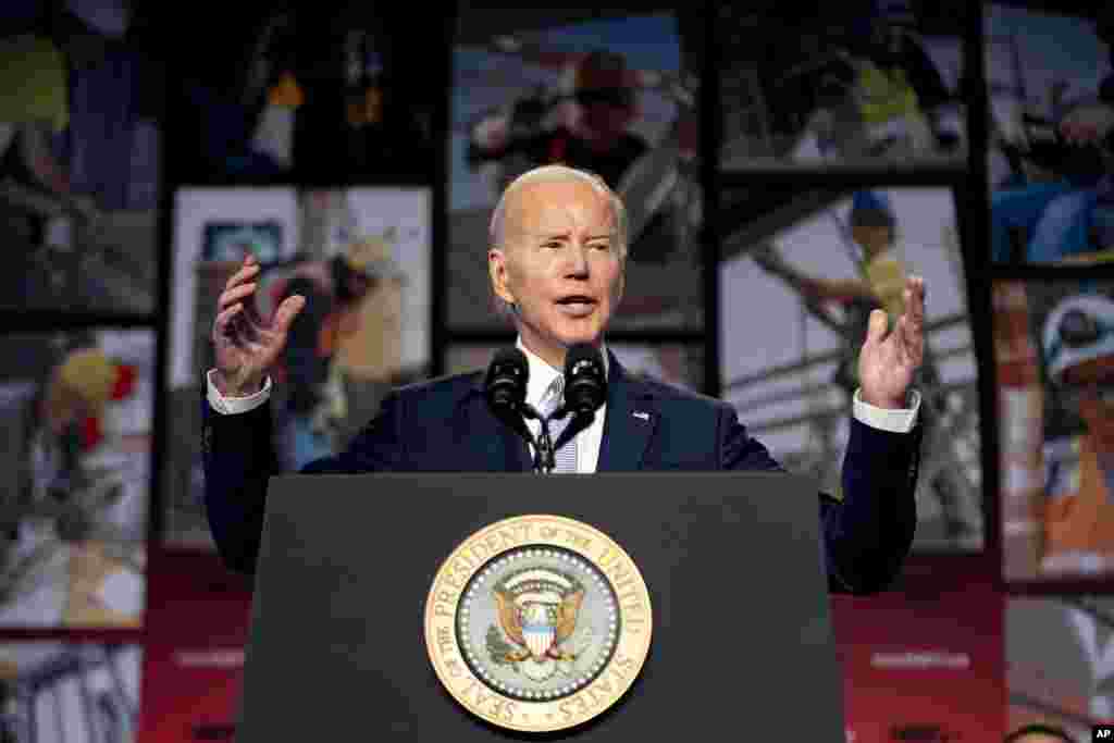 25 апреля 2023 года. Байден выступает с речью в Вашингтоне. В этот день Белый дом официально подтвердил: действующий президент намерен переизбраться на второй срок. Позже Байден станет предварительным кандидатом на выдвижение от своей партии, однако далеко не все однопартийцы и сограждане сочли это решение правильным. Так, например, 55% участников опроса YouGov в апреле 2023 года ответили &laquo;нет&raquo; на вопрос &laquo;хотели бы вы, чтобы Байден участвовал в выборах&raquo;.