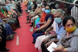 Orang-orang menunggu giliran vaksinasi COVID-19 di Mumbai, India, 29 April 2021.