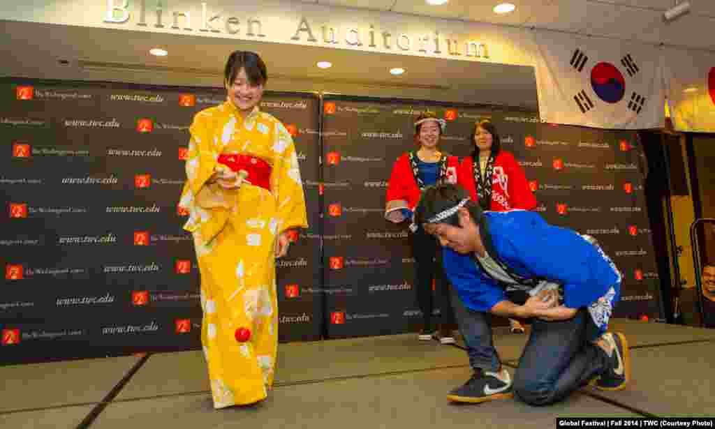 Poytaxtdagi Vashington markazida (The Washington Center) Global fuqaro kuni bayram qilinib, o'nlab davlatdan talabalar madaniyati, taomlari, kuy-qo'shiqlarini namoyish qildi.