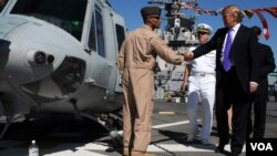 紐約商人川普2009年5月21日登上海軍硫磺島號軍艦參觀（美國海軍照片）