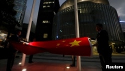 2016年11月7日香港举行每日降旗仪式。一天前，中国通过对香港《基本法》的解释，称立法者必须宣誓效忠香港。