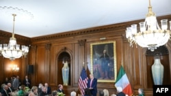 Президент Дональд Трамп принимает в Белом доме главу правительства Ирландии Михола Мартина. Овальный кабинет, 12 марта 2025 г. 