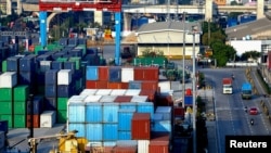 Tumpukan kontainer di Pelabuhan Tanjung Priok di tengah pandemi virus corona (Covid-19) di Jakarta, 3 Agustus 2020. (Foto: Reuters)