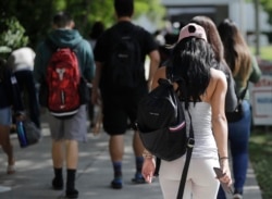 Mahasiswa berjalan di kampus Miami Dade College, di Miami, 23 Oktober 2018. (Foto: AP)