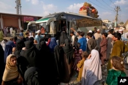 افغانستانی‌ها در راه بازگشت به افغانستان