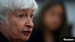 Arhiva - Sekretarka za finansije Dženet Jelen govori tokom intervjua u Njujorku, 18. septembra 2023.