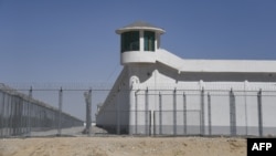 Uyg'urlar saqlanayotgan, Xitoy kasb-hunar markazlari deb ta'riflaydigan inshootlardan biri, Shinjon, noyabr 2019