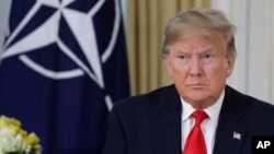 Predsednik SAD Donald Tramp na sastanku sa generalnim sekretarom NATO-a Jensom Stoltenbergom u Londonu, 3. decembar 2019. (Foto: AP/Evan Vucci)